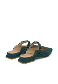Scarpe slingback in suede verde acqua con punta appuntita, tacco basso a blocco e cinturino decorato con cristalli verdi attorno alla caviglia. Rivestimento interno liscio.