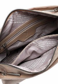 Borsa con zip, dal rivestimento marrone texture e fodera beige, dotata di scomparti multipli e motivi stampati all'interno.