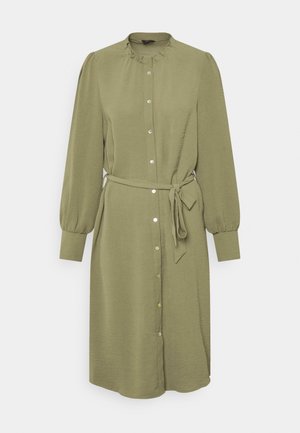 Robe boutonnée vert olive à manches longues avec col à volants et ceinture en tissu, sur fond blanc uni.