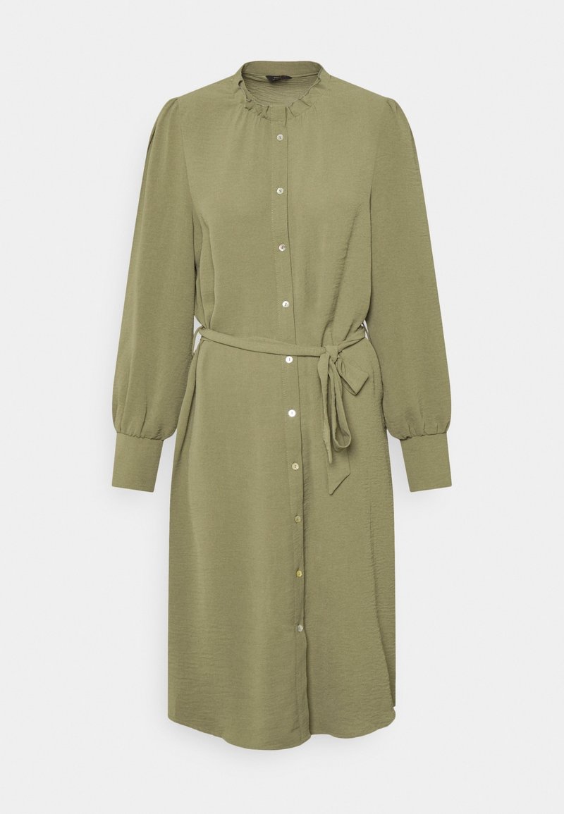 Robe boutonnée vert olive à manches longues avec col à volants et ceinture en tissu, sur fond blanc uni.