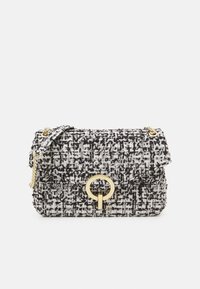 Sac à main en tweed noir et blanc avec une boucle circulaire dorée et une bandoulière chaîne. Tissu texturé avec une fermeture à rabat et des détails de motif subtils.