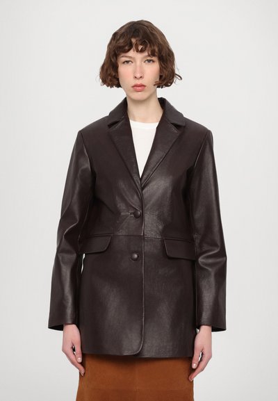 Brown leather blazer with long sleeves, notch lapel, two buttons, and front pockets. Smooth texture and structured design enhance its appearance.