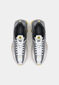 Nike Sportswear SHOX R4 SE UNISEX - Joggesko - vast grey/bright citron/light graphite/smoke grey/white/black