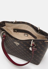 Zwarte en bruine synthetische handtas met een monogrampatroon, voorzien van een ritssluiting, een beige interieur en een bordeauxrode schouderband.