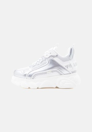 Weißer und silberner klobiger Sneaker mit dicker, strukturierter Sohle, Mesh- und synthetischen Einsätzen, abgerundetem Zehenbereich und Zuglasche an der Ferse.