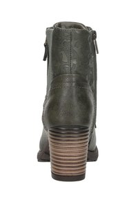 Groene enkelboots met een textuurpatroon en een zijrits. Stevige, geribbelde houten hak. Glad leer aan de achterkant met een matte afwerking.
