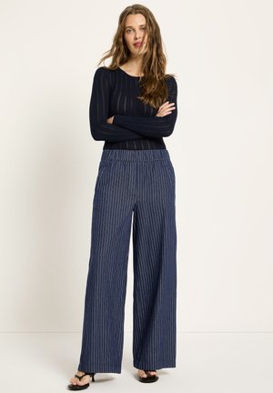 STREIFEN - Relaxed fit jeans - blue/white