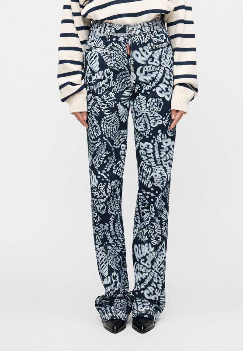 Παντελόνια από τζιν με σχέδιο φαρδιάς γραμμής, με σκούρα μπλε βάση και άσπρο τύπωμα σε στυλ γκράφιτι. Με ψηλή μέση και άνετη εφαρμογή.