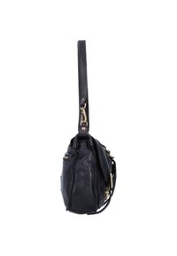 Borsa a spalla in pelle nera con una tracolla lunga, dotata di accessori in ottone, forma tondeggiante e dettagli di cucitura visibili.