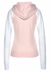 Kapuzensweatshirt mit einem hellrosa Hauptteil und weißen Ärmeln. Verfügt über einen strukturierten Stoff, lange Ärmel und eine Kängurutasche.