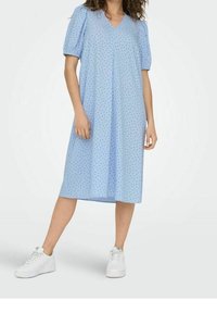 Vaaleansininen midi-mekko, joka on valmistettu tekstuuri materiaalista. Mekossa on puffihihat ja V-pääntie. Koristeltu pienillä monivärisillä pisteillä ja se on löysä malli.