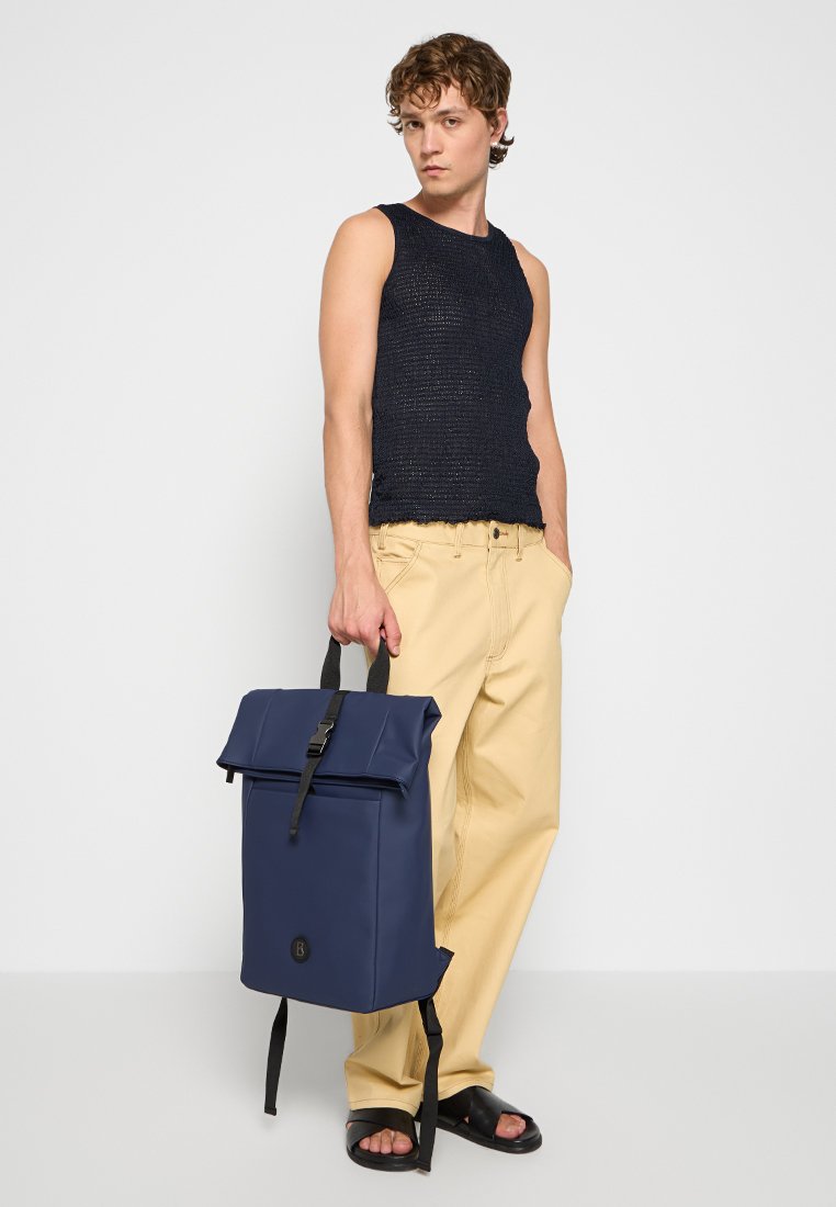 Morski plecak z rolką wykonany z wodoodpornego materiału, z bezpiecznym zapięciem na klamrę i solidnymi ramiączkami. Duży, prosty design.