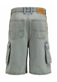 Short cargo en denim bleu clair avec grandes poches arrière, poches latérales à rabat, passants de ceinture et étiquette de marque Jack & Jones marron.