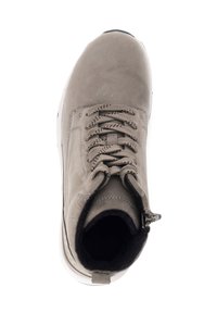 Bottine en cuir gris avec fermeture à lacets, col rembourré et fermeture éclair sur le côté. Présente une finition texturée et un renfort à l'avant.