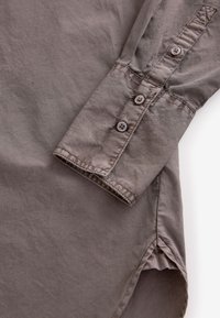 REGULAR FIT - WASHED - Nööpidega pluus - brown