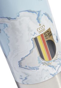 Bottiglia d'acqua in metallo con un design a marmo blu e bianco, caratterizzata da un emblema dorato della Federazione calcistica belga.