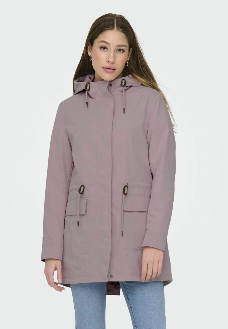 Helle lila wasserdichte Parka mit Kapuze, verstellbaren Kordeln, zwei Vordertaschen und einer glatten Textur. Verfügt über sichtbare braune Akzente.