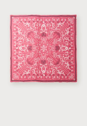 Écharpe en coton rose avec des motifs floraux et paisley blancs complexes, bordée d'un bord bleu marine foncé. Forme carrée, texture douce.