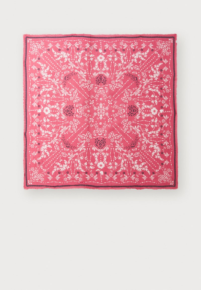 Rosa bomullssjal med intrikata vita blommönster och paisleymönster, kantad med en mörk marinblå kant. Fyrkantig form, mjuk textur.