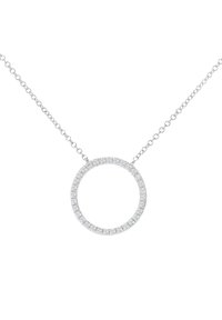 Sølv halskæde med en rund vedhæng, prydet med små glitrende sten langs kanten, hængende på en delikat kæde.