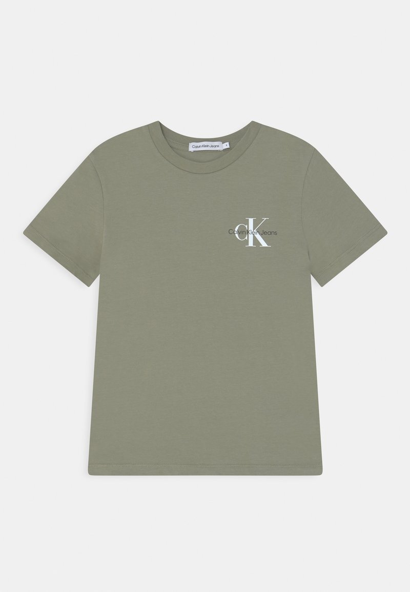 Oliwkowy T-shirt wykonany z miękkiej bawełny, z krótkimi rękawami, klasycznym okrągłym dekoltem oraz białym logo "CK" na lewej piersi.