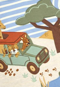 Vyšívání zeleného vintage auta s červenou střechou, uvnitř s tygrem a jelenem, které projíždí modro pruhovanou krajinou se stromy.