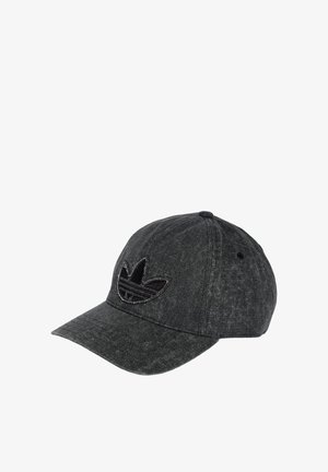 Zwarte denim baseballpet met gebogen klep en zwart geborduurd Adidas trefoil-logo aan de voorkant in het midden.