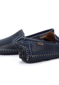 Navyblaue Lederschuhe mit perforiertem Design, kontrastierenden Nähten, flexibler Gummisohle und gepolstertem Innenraum für Komfort.