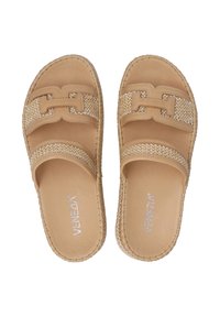Tan slidesandalen met twee geweven stoffen banden, voorzien van een decoratief broekgespdesign. Getextureerde voetbed en gestikte randdetail.