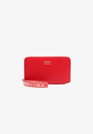 Cartera de cuero rojo con un acabado texturizado, que presenta un logo dorado y una correa desmontable con "BIMBA Y LOLA" en letras blancas.
