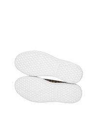 Weiße Gummisohlen mit strukturiertem Wabenmuster und einem eleganten Design, das ein dezent geprägtes Logo an der Seite zeigt.