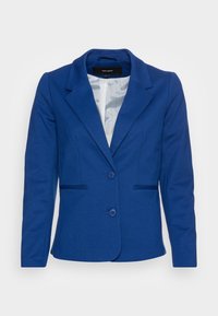 Blazer azul con cuello con muesca, dos botones y dos bolsillos frontales. Hecho de una tela texturada, con un forro de color claro.