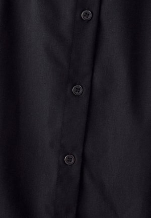Sort skjorte med knap-front og struktureret stof, udstyret med fem sorte knapper arrangeret lodret langs forsiden.