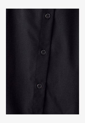 Sort skjorte med knap-front og struktureret stof, udstyret med fem sorte knapper arrangeret lodret langs forsiden.