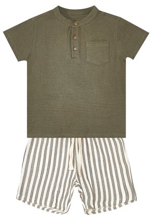 Chemise vert olive à manches courtes avec trois boutons en bois et poche poitrine, associée à un short rayé vertical blanc et gris avec cordon.