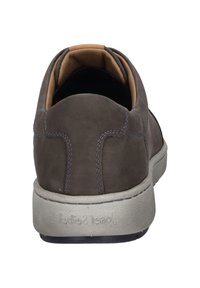 Sneaker in suede grigio scuro con profilo basso e punta rotonda. Presenta un rivestimento interno beige e una suola in gomma texture.