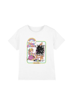 Mädchen im pinkfarbenen Kleid malt schwarze Pinselstriche auf eine Leinwand, mit dem Text "Zeige deine wahren Farben" und "Kunst & Handwerk" auf einem weißen T-Shirt.