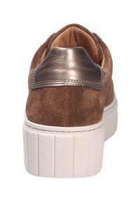 Bruine suède sneakers met een metallic leren hielaccent, een witte rubberen platformzool en een gestructureerd zoolpatroon.
