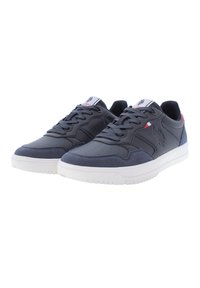 Sneakers blu navy con una combinazione di pelle liscia e suede, dotati di suole in gomma bianche, lacci rotondi e un piccolo logo su un lato.