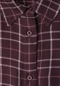 Chemise à carreaux marron rouge avec des lignes blanches et roses, comportant un col et des boutons étiquetés "Street one" au centre.