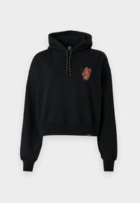 Czarny skrócony hoodie z grafiką motyla w pomarańczowych odcieniach na piersi, z kapturem na sznurku i ściągaczami przy mankietach.