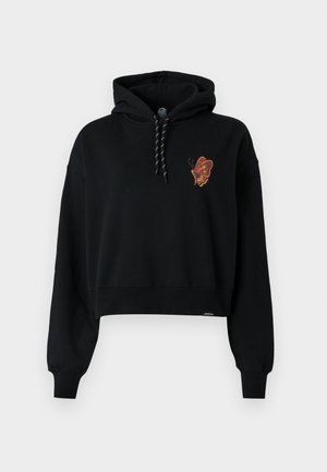 Must päikekapuuts, millel on rinnal oranž toneeritud liblikas, varustatud nööriga kapuutsiga ja soonikute varrukatega.