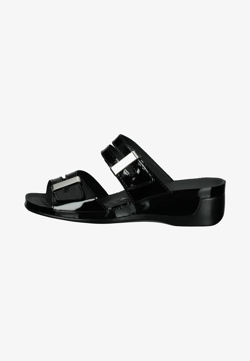 Chanclas deslizantes de charol negro con diseño de dos correas y acentos de metal plateado. Tacón ligeramente en cuña y textura suave. Estilo de punta abierta.