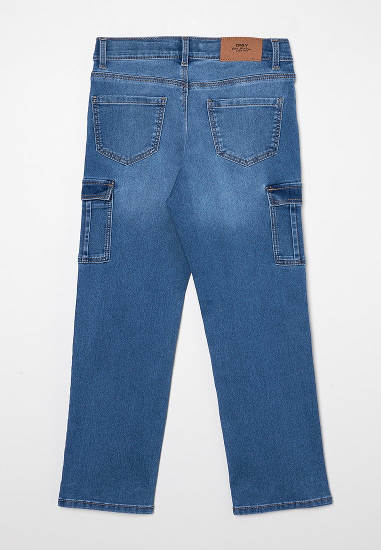 Blauwe denim cargobroek met twee achterzakken en zijvakken, met een rechte snit en een leren logo patch op de tailleband.