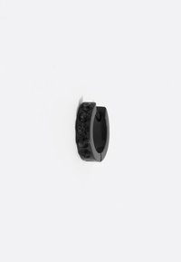 Tunnel per orecchio in metallo nero con cinque accenti in cristallo nero lungo il bordo anteriore, caratterizzato da un design liscio e arrotondato e una leggera curva.