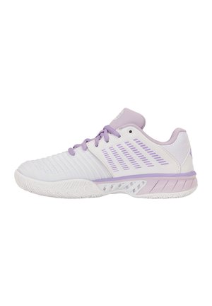 Chaussure de sport blanche et violet clair avec semelle texturée, lacets à l'avant et motif rayé de ventilation sur le côté.