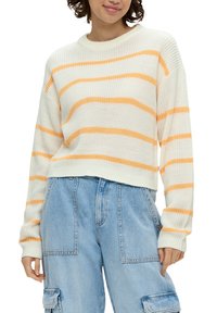 Gestrickter, kurz geschnittener Pullover in Creme mit orangen horizontalen Streifen, ausgestattet mit einem Rundhalsausschnitt und gerippten Bündchen, kombiniert mit hellblauen Cargo-Hosen.