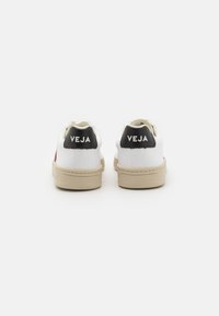 Veja URCA - Tenisice - white/marsala/black
