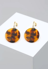 Ronde oorbellen van acryl met een schildpadpatroon en een gouden ringaccent. Bevat verschillende tinten amber en bruin.