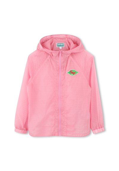Giacca leggera con cappuccio di colore rosa chiaro, con chiusura a zip, motivo a griglia, polsini elasticizzati e un logo verde e rosso sul petto. Design compatto.
